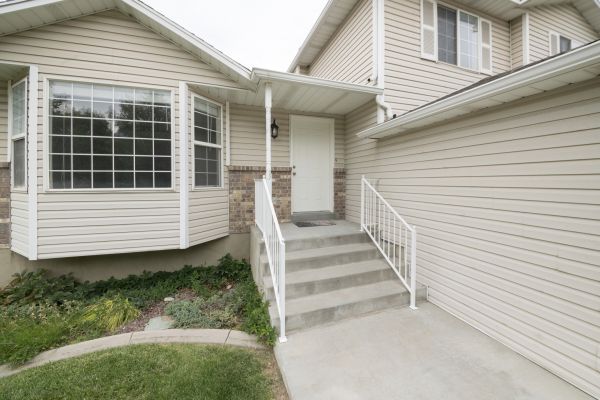 Cost of White Vinyl Siding Replacement in Bloomington